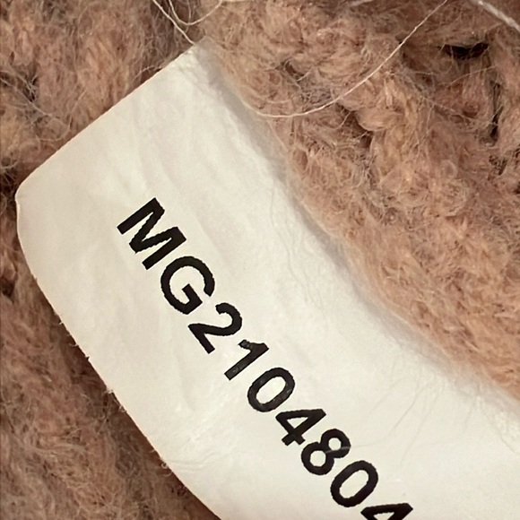 MINKPINK Cream V-Neck Sweater Classic Knit - Picture 3 of 15